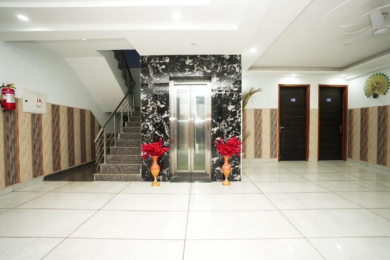 Hotel Tanvi Premium Residency Near Artemis Hospital, Gurugram Gurgaon Exterior foto
