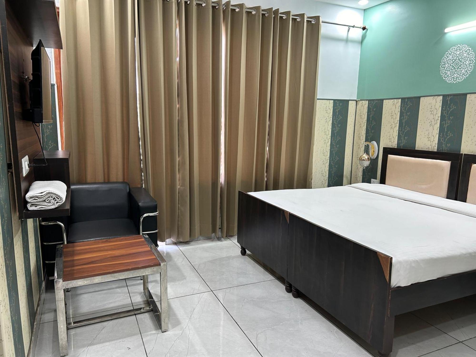 Hotel Tanvi Premium Residency Near Artemis Hospital, Gurugram Gurgaon Exterior foto