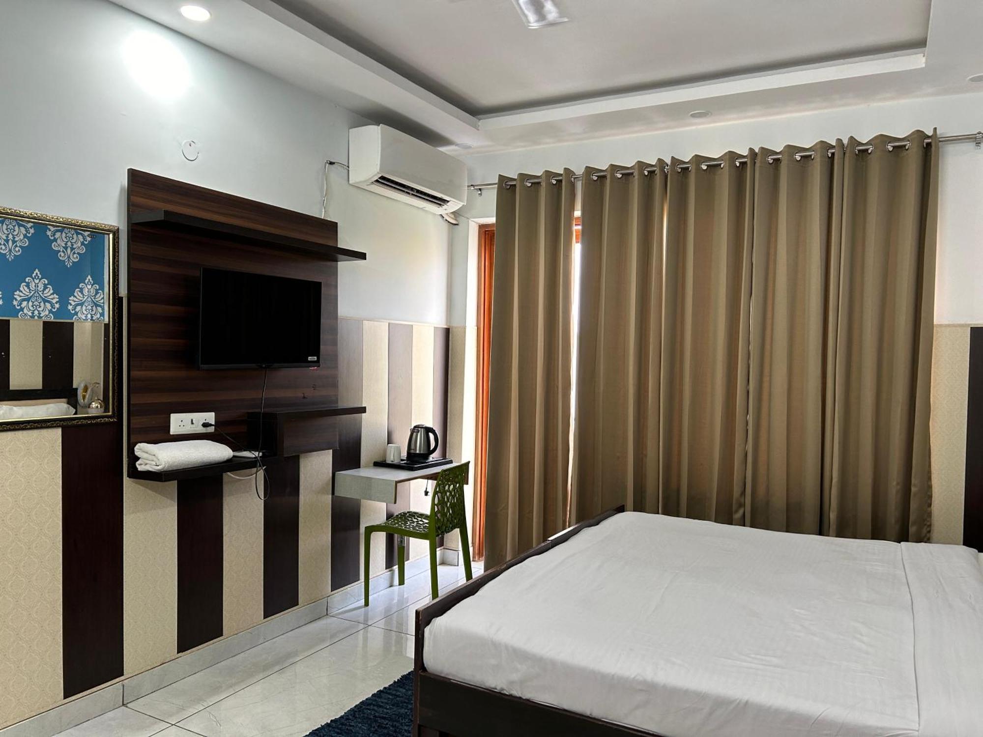 Hotel Tanvi Premium Residency Near Artemis Hospital, Gurugram Gurgaon Exterior foto