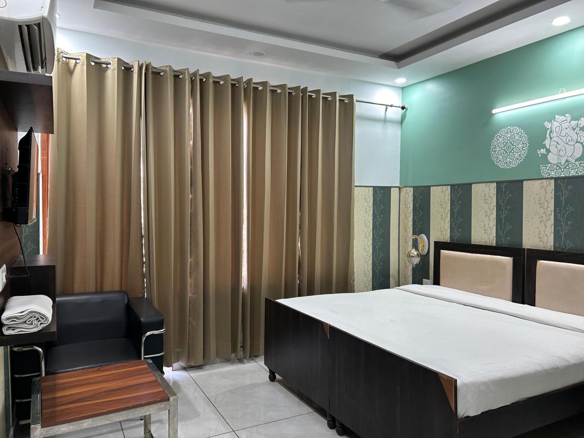 Hotel Tanvi Premium Residency Near Artemis Hospital, Gurugram Gurgaon Exterior foto
