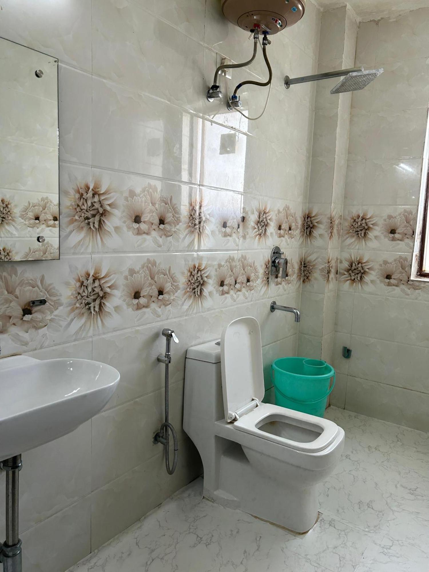 Hotel Tanvi Premium Residency Near Artemis Hospital, Gurugram Gurgaon Exterior foto